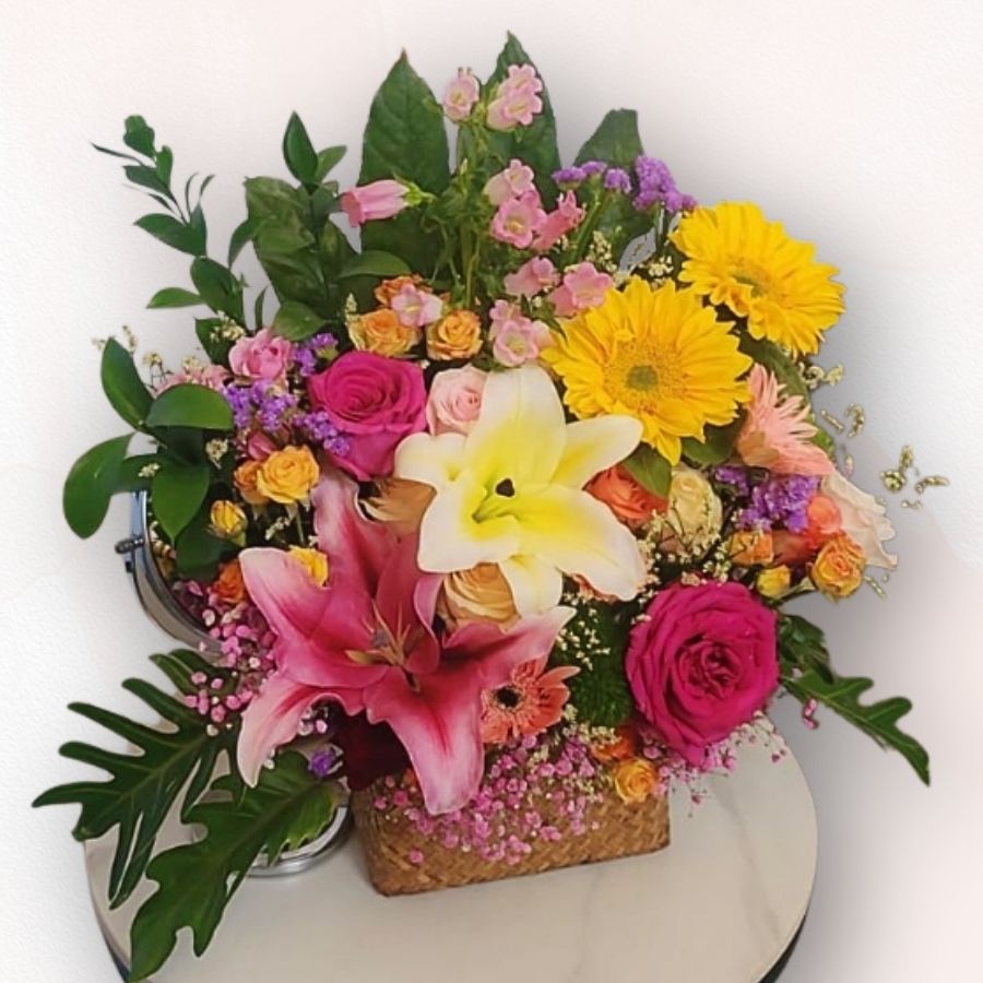 多彩慶賀花籃 TB005|粉紅百合+太陽花+玫瑰花籃設計|大富貴花店 Rich Garden