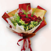 紅玫瑰小白菊花束 Red Rose Chamomile Bouquet,紅玫瑰象徵熱情與愛意,小白菊點綴溫柔氛圍,適合情人節、生日、紀念日送花推介|香港大富貴花店 Rich Garden
