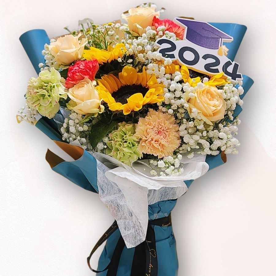 2024 畢業花束 F091｜向日葵 × 康乃馨 × 滿天星祝賀設計｜Rich Garden 大富貴花店
