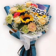 2024 畢業花束 F091｜向日葵 × 康乃馨 × 滿天星祝賀設計｜Rich Garden 大富貴花店
